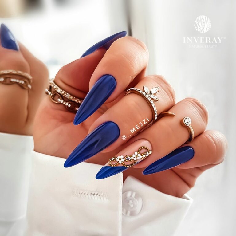 Granatowy letni manicure