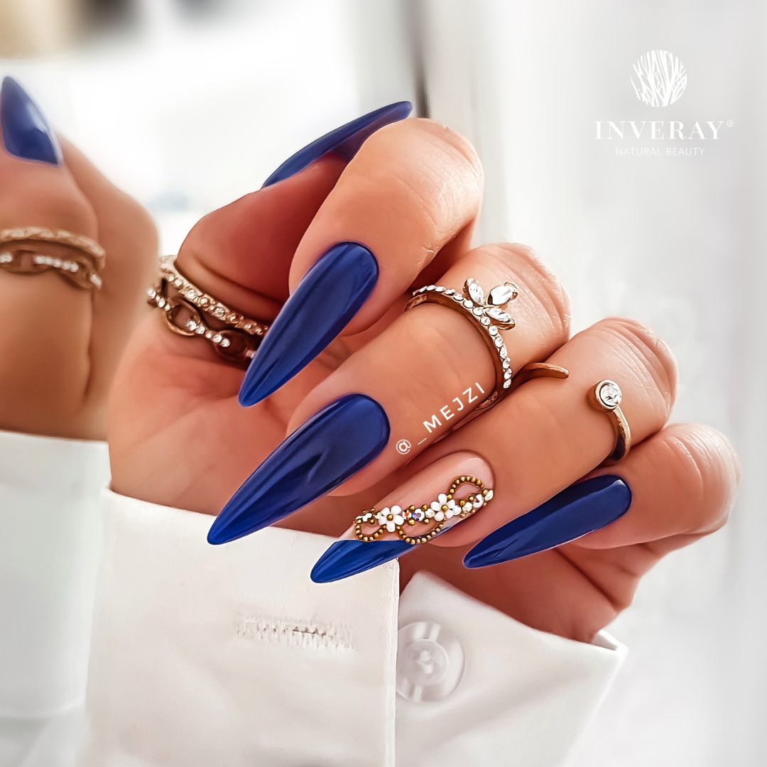 Granatowy letni manicure