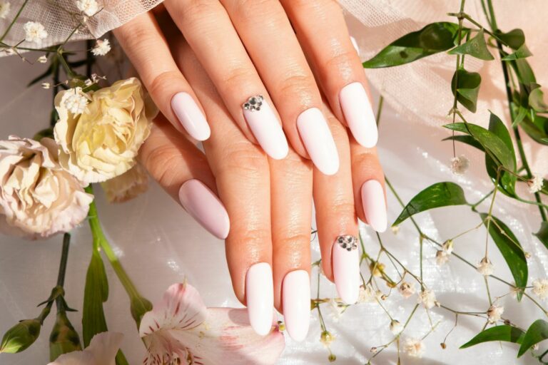 Manicure dla świadkowej - jaki będzie odpowiedni?