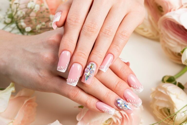 Modne odcienie lakierów hybrydowych wiosna lato 2023