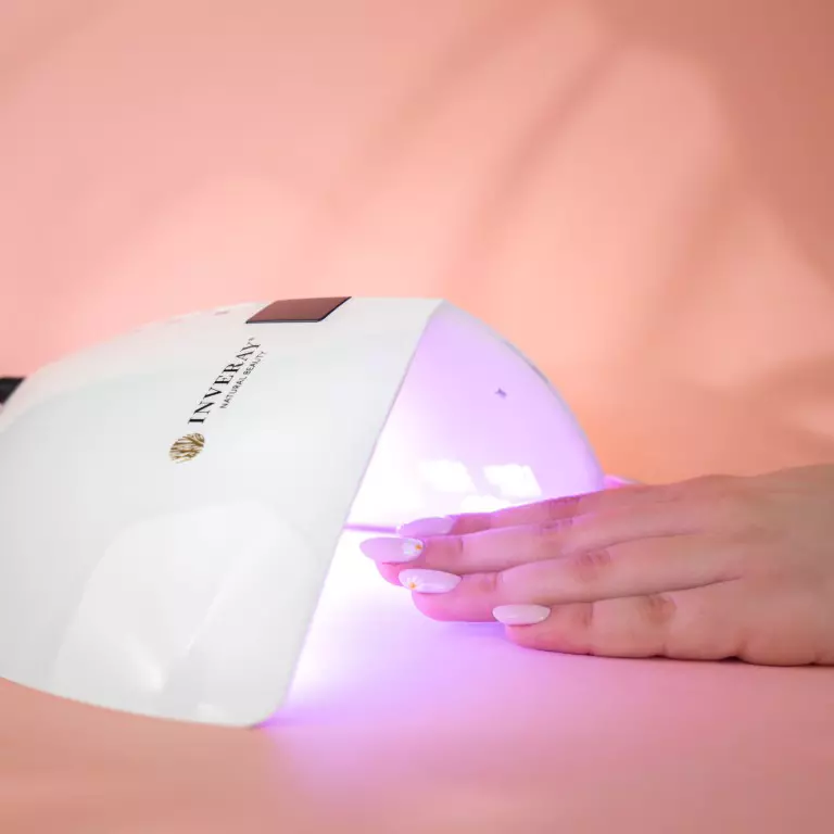 Stylizacja paznokci w lampie