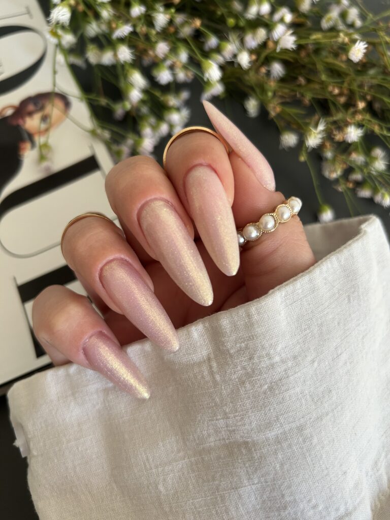 Lakier hybrydowy z drobinkami – jakie stylizacje stworzysz?