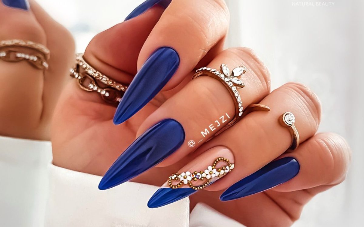 Granatowy letni manicure