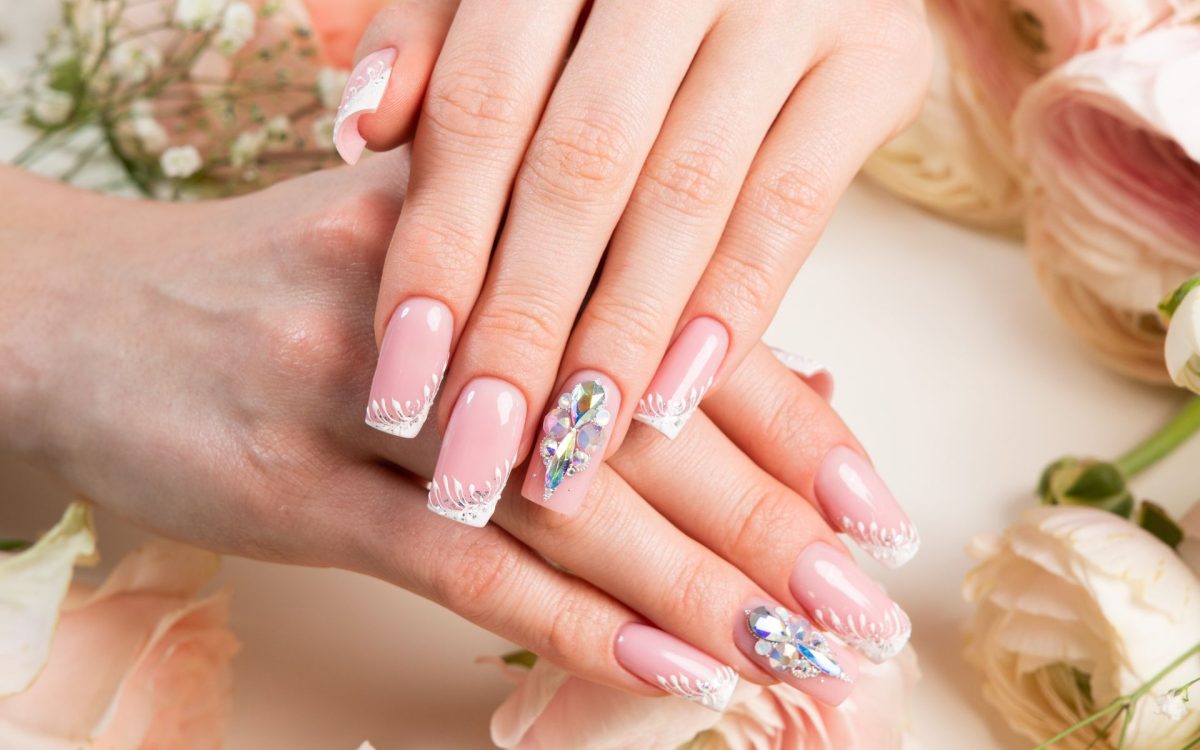 Modne odcienie lakierów hybrydowych wiosna lato 2023