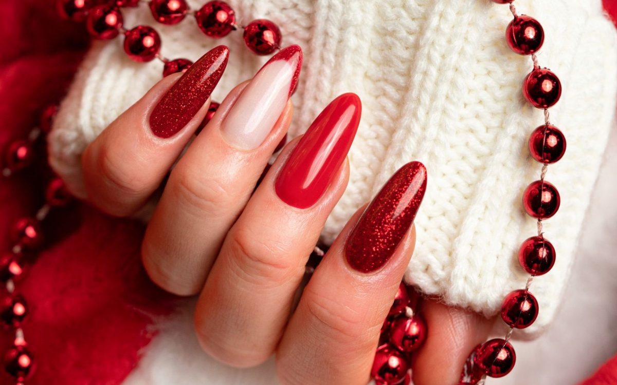 Świąteczny manicure hybrydowy – elegancka czerwień czy metaliczny błysk