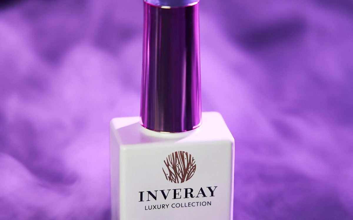 fioletowy lakier hybrydowy manicure