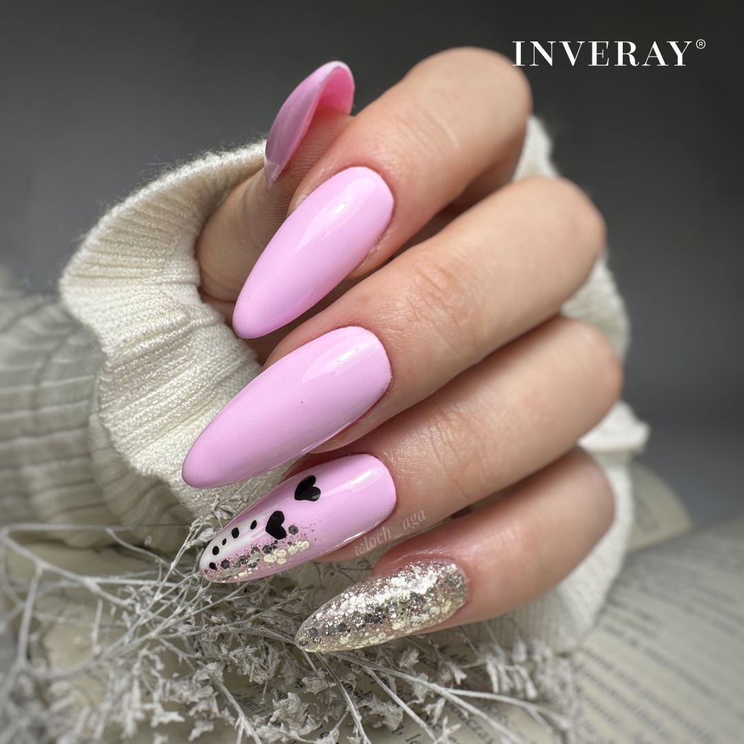 Różowy walentynkowy manicure