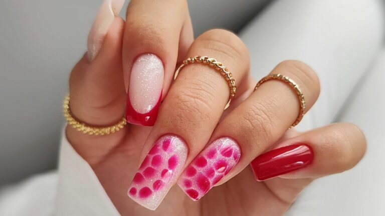 Jak ozdobić różowe paznokcie? Poznaj inspiracje na różowy manicure!