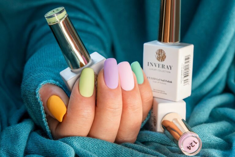 Modne odcienie lakierów hybrydowych wiosna lato 2023