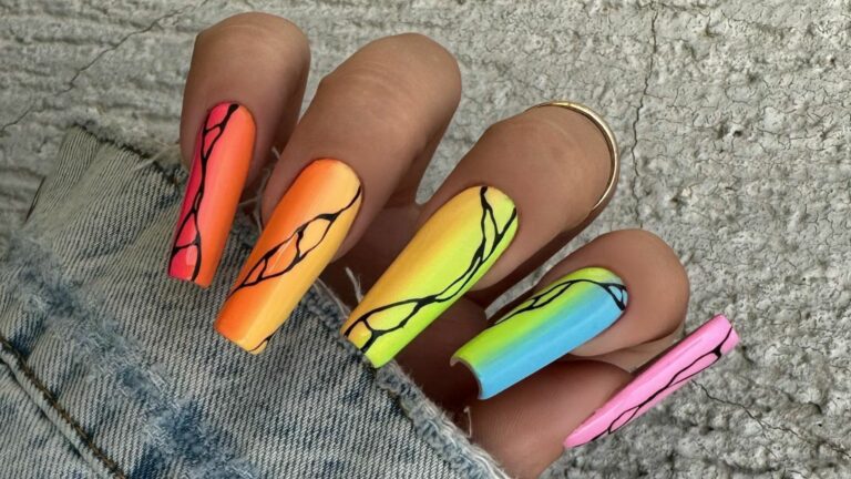 Neonowe paznokcie – jakie są modne o każdej porze roku?